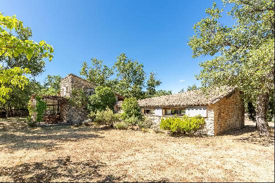 Property with an outbuilding and pool in Saint-Martin-de-Castillon.