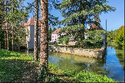 Auxerre – A magnificent 18th century château surrounded by water and set in 5.5 hectares 