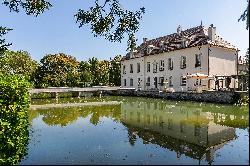 Auxerre – A magnificent 18th century château surrounded by water and set in 5.5 hectares 