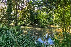 Auxerre – A magnificent 18th century château surrounded by water and set in 5.5 hectares 