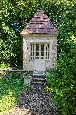 Auxerre – A magnificent 18th century château surrounded by water and set in 5.5 hectares 