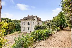 Bougival - An elegant property with a covered swimming pool and a tennis court