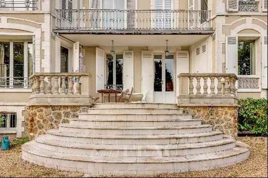 Bougival - An elegant property with a covered swimming pool and a tennis court