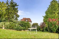 Bougival - An elegant property with a covered swimming pool and a tennis court