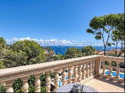 Villa in Sol de Mallorca with sea view and a lot of potential