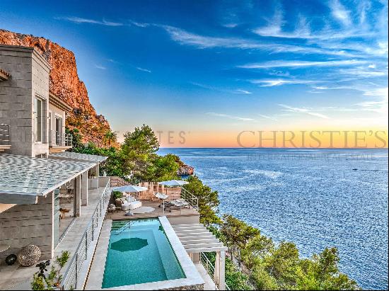 Modern Mediterranean luxury villa in Puerto de Andratx in first sea line in Mallorca