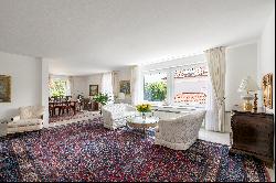 With right of residence: classically elegant 7-room apartment with ideal layout and two b