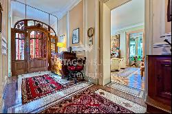 Luxury villa in classic style with spacious rooms & private park for sale in Gerra-Gambar