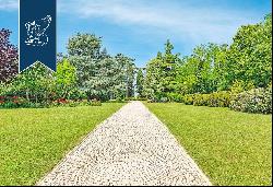 Historical villa with a pool and Italian-style garden in an exclusive position in Pavia