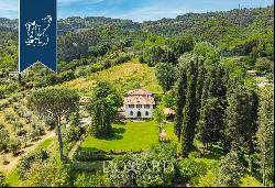 Prestigious country home for sale on the slopes of Tuscan hills in Versilia