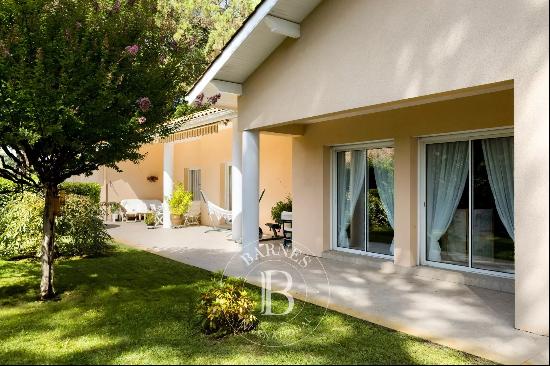 HOSSEGOR, SINGLE-STORY HOUSE IN A LANDSCAPED GARDEN