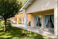 HOSSEGOR, SINGLE-STORY HOUSE IN A LANDSCAPED GARDEN