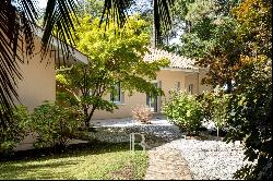 HOSSEGOR, SINGLE-STORY HOUSE IN A LANDSCAPED GARDEN