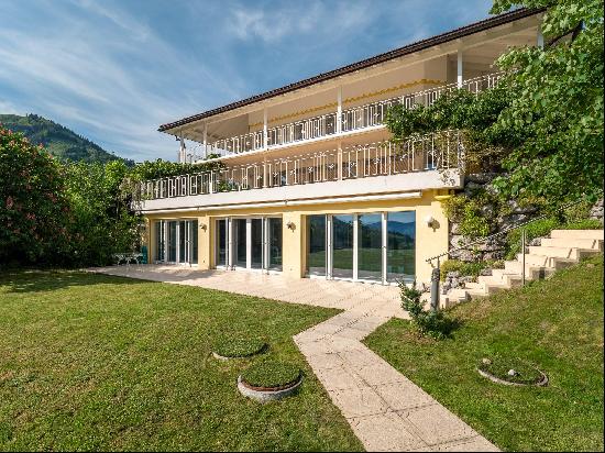 Superb 7-bedroom residence with beautiful mountain views. 