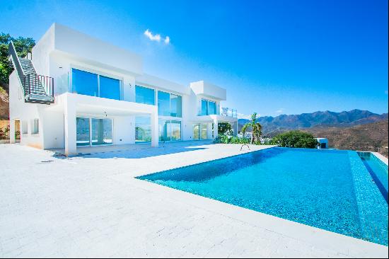 Luxury Villa with Stunning Views in La Mairena, Marbella