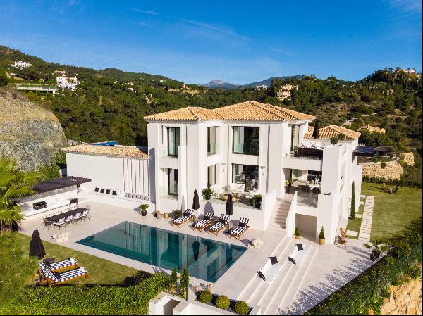 Villa with sea views and beautiful greenery in El Madroñal
