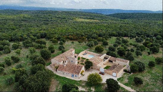 Near Uzès - Luxury property of 900 square meters surrounded by 400 hectares of private fo