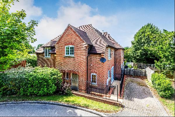 A well-presented family home just 350 yards from the Merrow Downs and one mile to Guildfor
