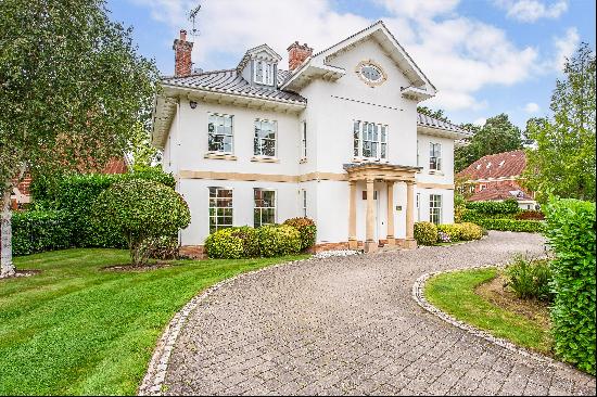Superbly presented family home set in this exclusive gated development close to Ascot race