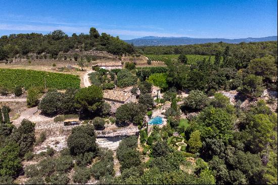 Estate with pool and view of Luberon mountain range for sale in Ménerbes