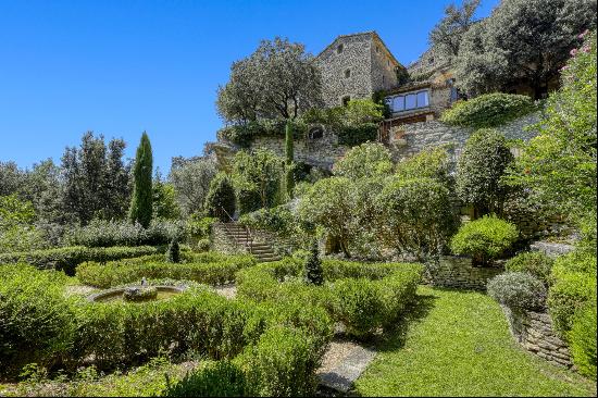 Estate with pool and view of Luberon mountain range for sale in Menerbes