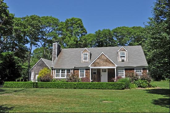 Charming 4-bedroom 3-bath traditional between Amagansett and East Hampton. This lovely hom