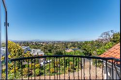 HOLLYWOOD GLAMOUR HOME WITH ENDLESS VIEWS IN PRESTIGIOUS SUBURB