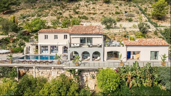 Superb contemporary villa completely renovated with panoramic sea view in Èze