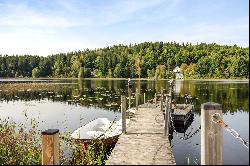 Well-maintained villa with lakefront property and a private dock!
