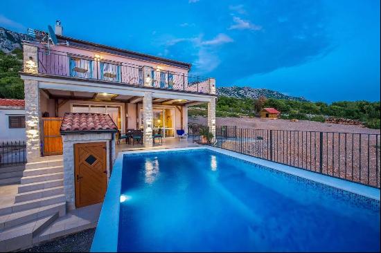 HOUSE WITH SEA VIEW AND POOL