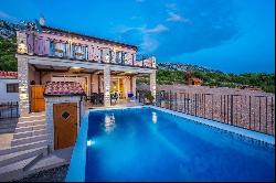 HOUSE WITH SEA VIEW AND POOL