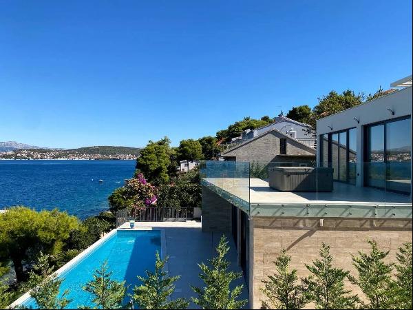 WATERFRONT VILLA FOR SALE WITH DIRECT ACCESS TO THE BEACH - SPLIT
