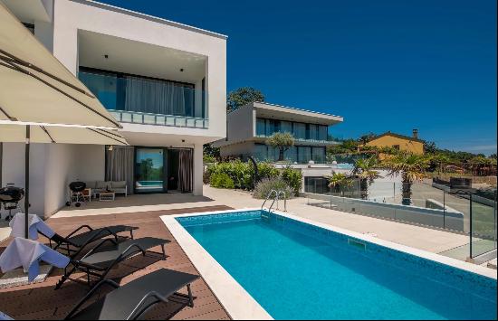 SEMI-DETACHED VILLA WITH POOL AND SEA VIEW