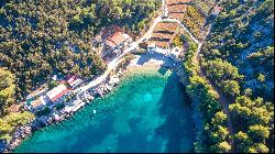 HOUSE WITH 11 APARTMENTS WITH A PROJECT FOR A BOUTIQUE HOTEL - ISLAND OF HVAR