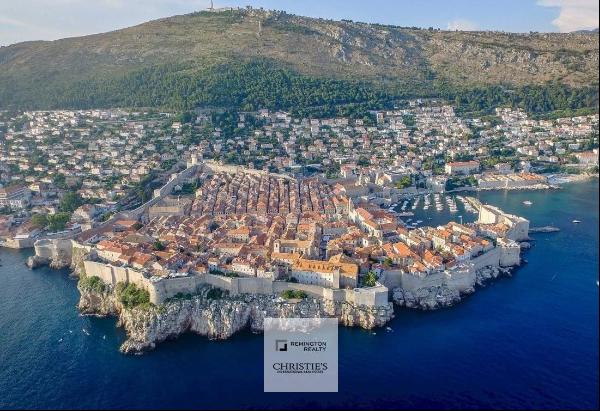 APARTMENT OF 214 M2 WITH A GARDEN IN THE OLD TOWN OF DUBROVNIK