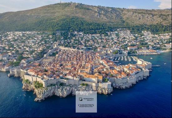 APARTMENT OF 214 sqm WITH A GARDEN IN THE OLD TOWN OF DUBROVNIK