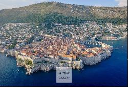 APARTMENT OF 214 sqm WITH A GARDEN IN THE OLD TOWN OF DUBROVNIK