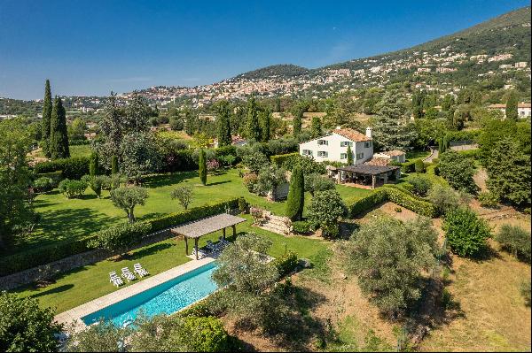 Picturesque Bastide-style family house for sale in Grasse with olive trees, a swimming poo