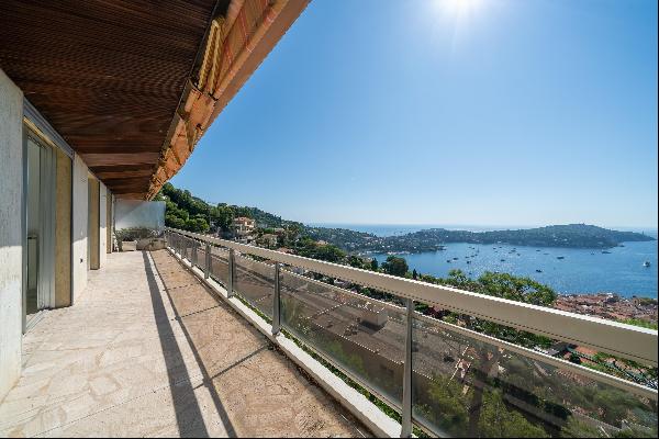 A charming apartment with views of the bay of Villefranche-sur-Mer. 