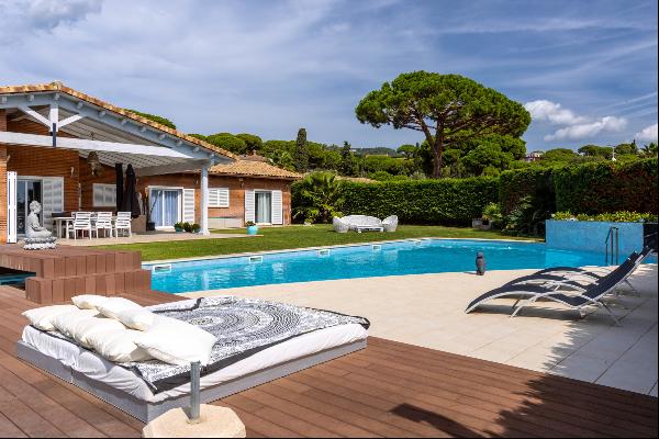 Large contemporary property in the most exclusive area of the coast of Barcelona