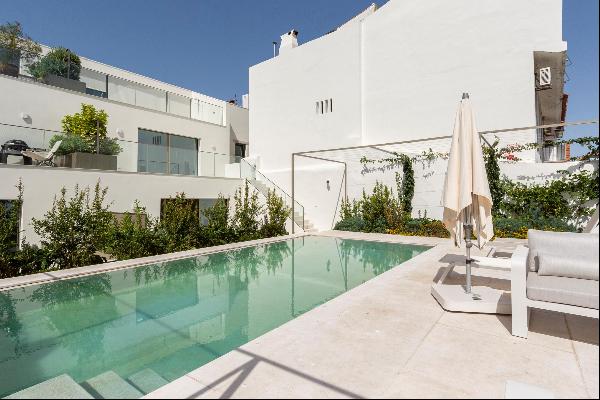 Outstanding 3-bedroom apartment in a private condominium with a swimming pool and garden i