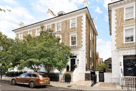 An exceptional lateral house at one of London's finest addresses.