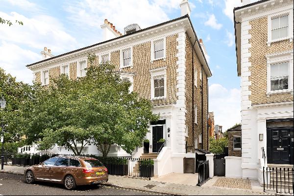 An exceptional lateral house at one of London’s finest addresses.