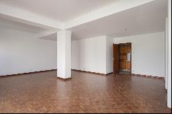 Flat, 8 bedrooms, for Sale
