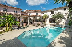 Spacious townhouse with pool in the heart of the 8th arrondissement