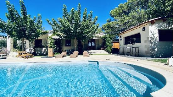 LOURMARIN Beautiful single storey villa for sale on enclosed land of 1169 m2 with swimming