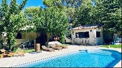 LOURMARIN Beautiful single storey villa for sale on enclosed land of 1169 m2 with swimming