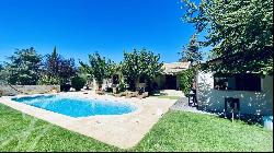 LOURMARIN Beautiful single storey villa for sale on enclosed land of 1169 m2 with swimming