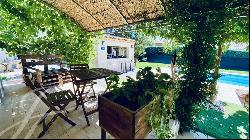 LOURMARIN Beautiful single storey villa for sale on enclosed land of 1169 m2 with swimming