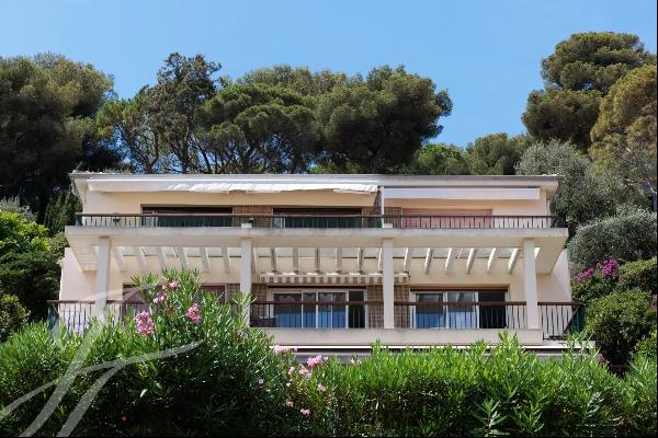 Apartment with terrace and sea view on Cap-Ferrat